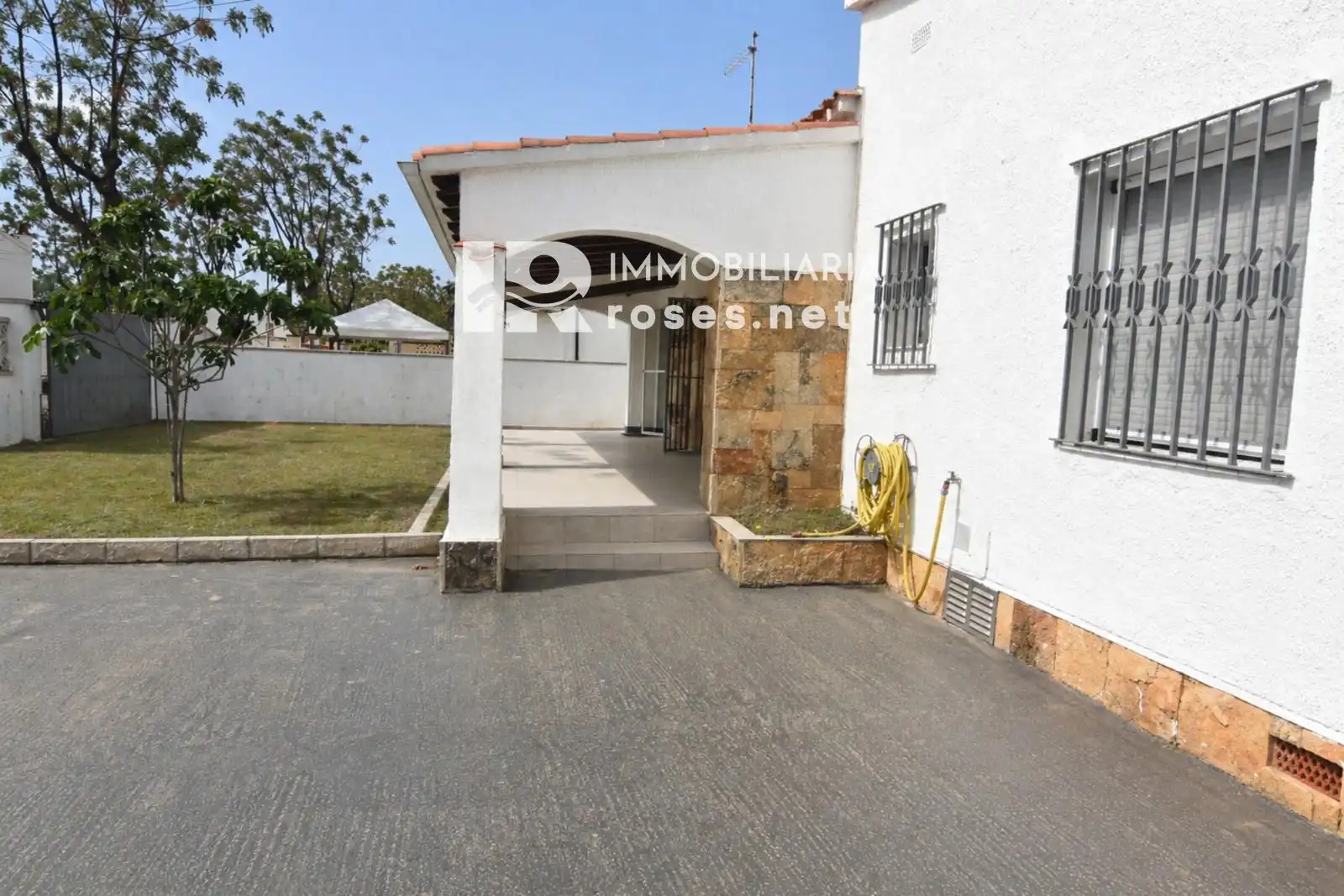 Exterior view of Houses for sale in Empuriabrava  with Air Conditioner