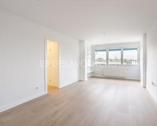 Sala d'estar de Apartament de lloguer en  Madrid Capital amb Aire condicionat i Piscina