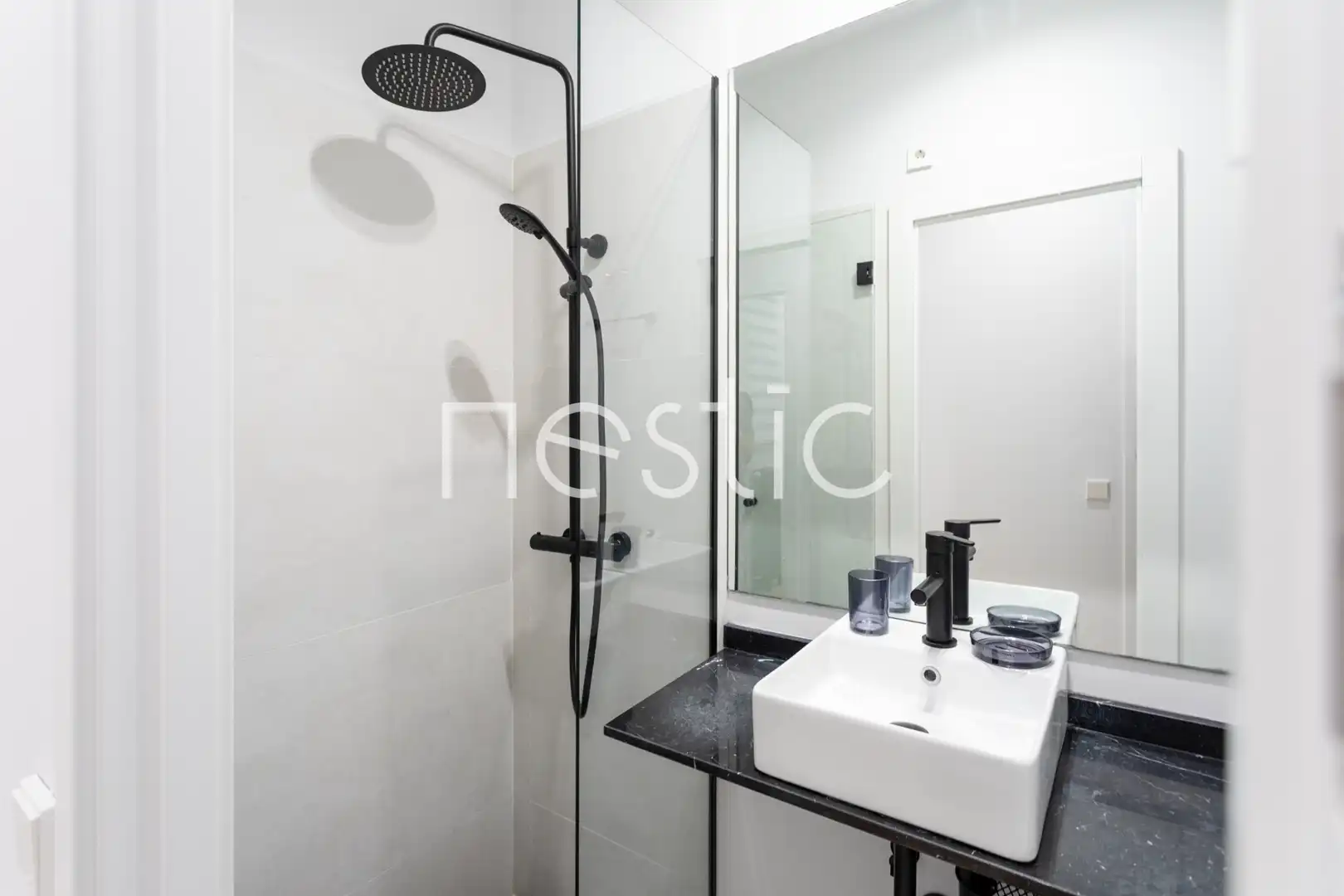 Bany de Apartament de lloguer en Madrid amb Aire condicionat, Calefacció i Moblat