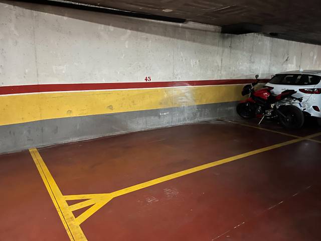 Garaje en Alquiler en Carrer de Miquel Vives, 17 en Cementiri Vell