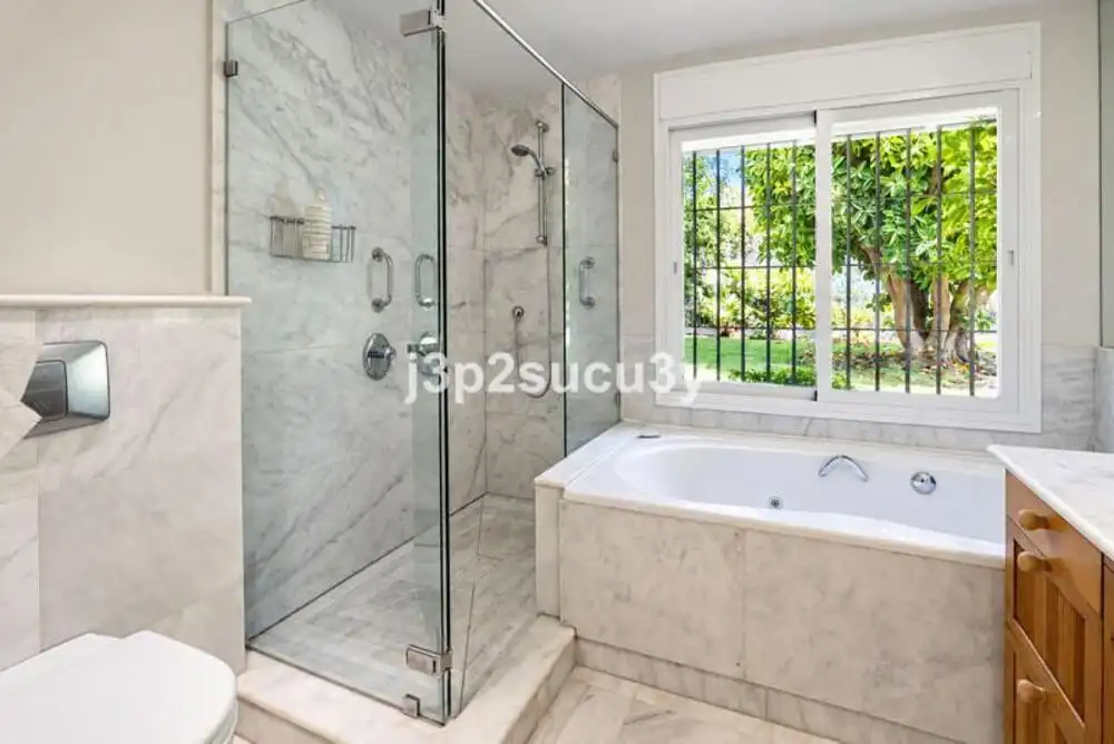 Bany de Casa o xalet de lloguer en Marbella amb Aire condicionat, Jardí privat i Terrassa