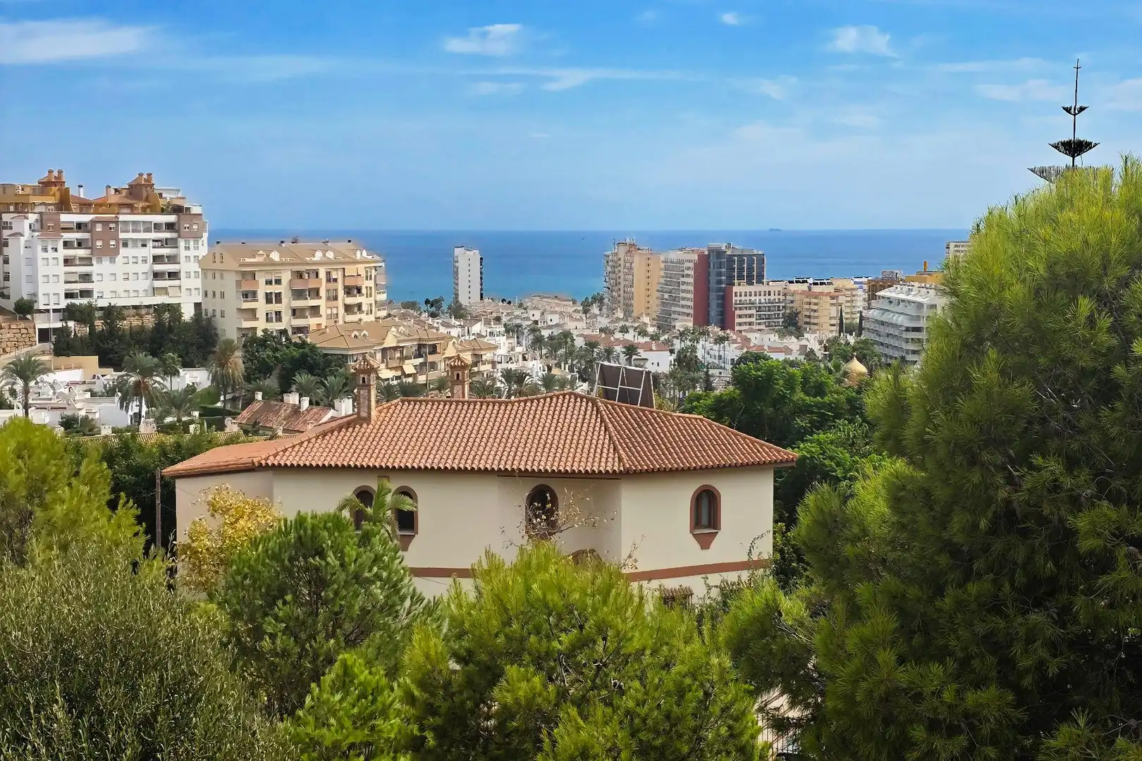 Vista exterior de Casa o xalet en venda en Benalmádena amb Aire condicionat, Calefacció i Jardí privat