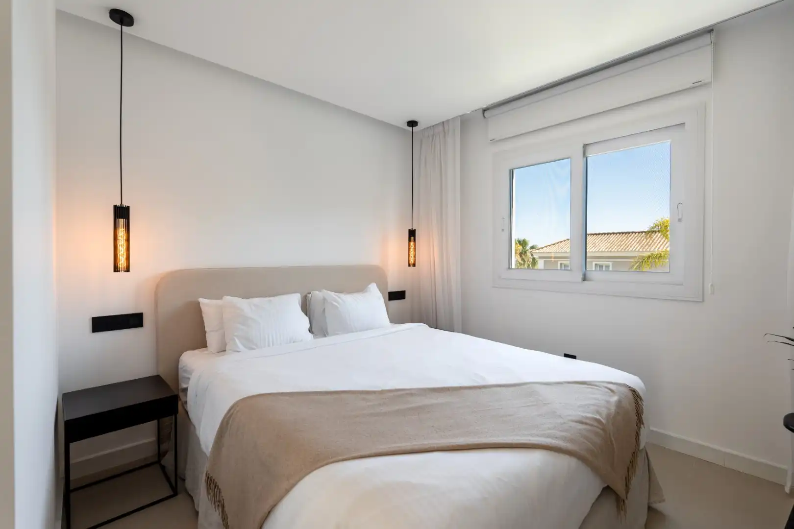 Schlafzimmer von Einfamilien-Reihenhaus zum Verkauf in Marbella mit Klimaanlage, Heizung und Privatgarten