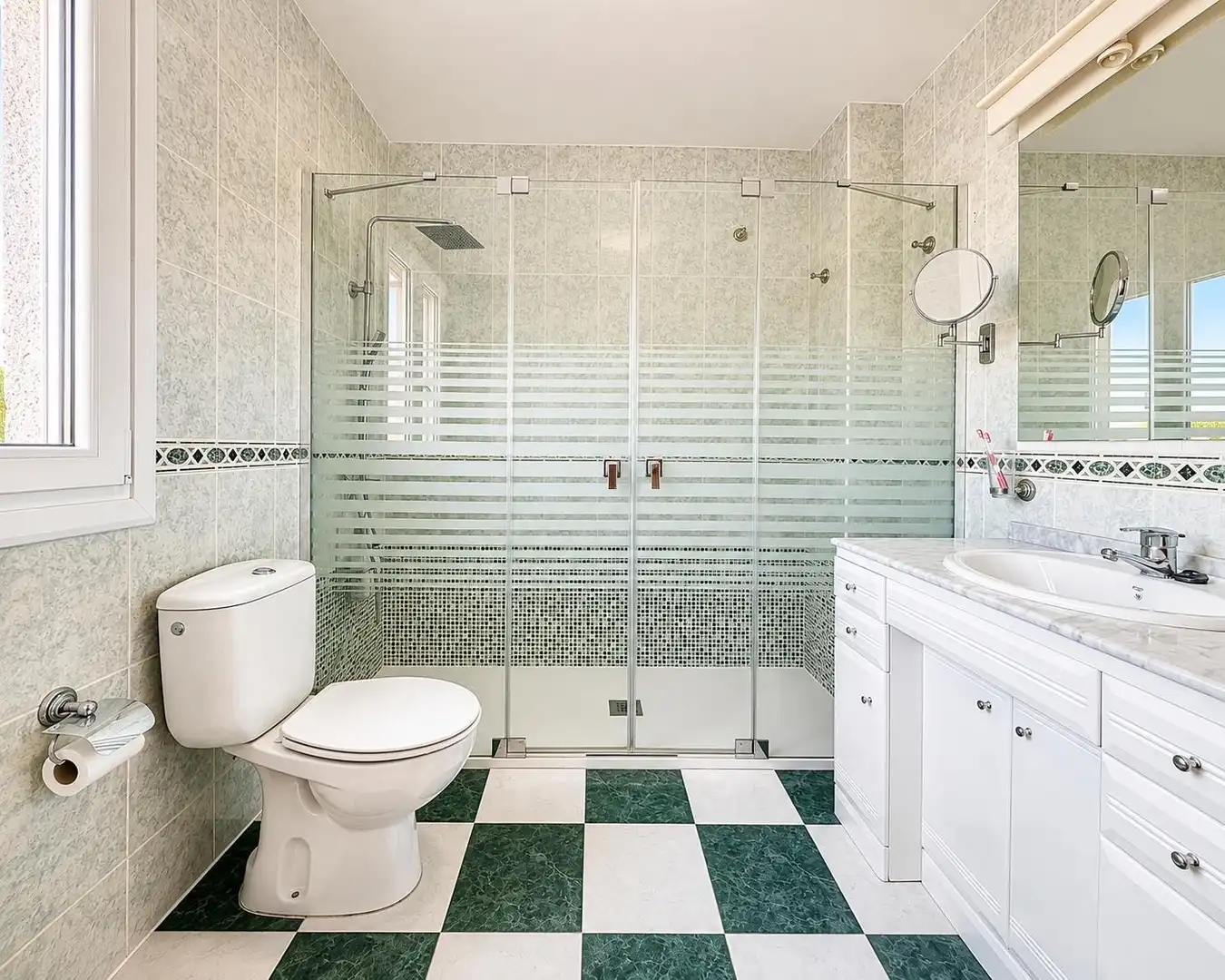 Baño de Casa adosada en venta en Fuente Vaqueros con Aire acondicionado, Calefacción y Terraza
