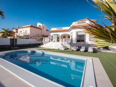 Casa amb piscina en venda a Calle el Almendro