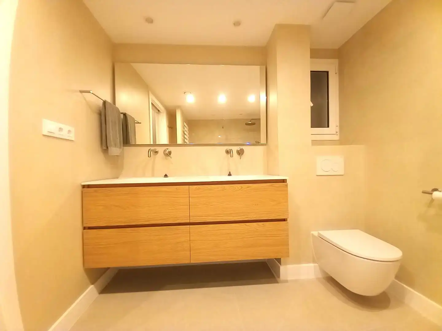 Badezimmer von Wohnung zur Miete in Barcelona mit Klimaanlage, Heizung und Terrasse