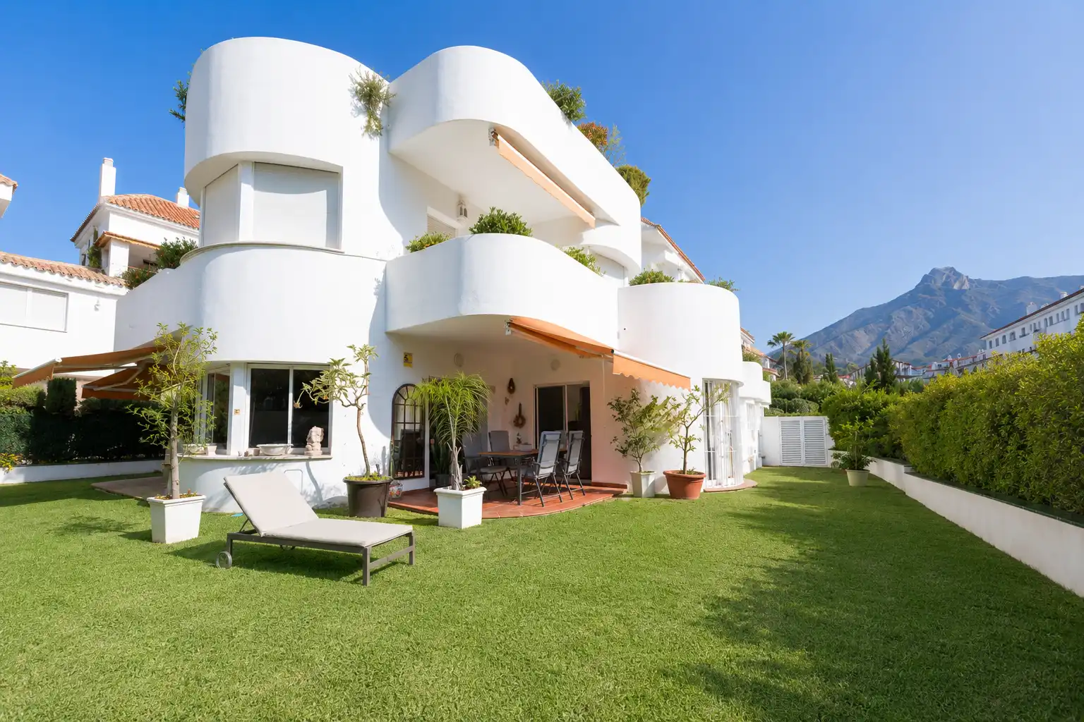 Außenansicht von Wohnungen zum Verkauf in Marbella mit Klimaanlage, Privatgarten und Terrasse
