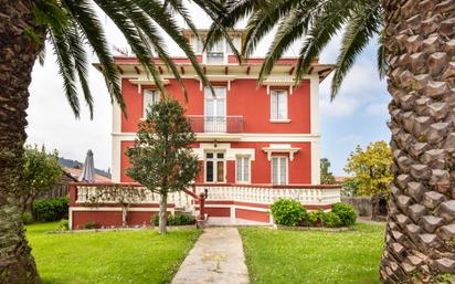 Vista exterior de Casa o xalet en venda en Pravia amb Calefacció, Jardí privat i Terrassa