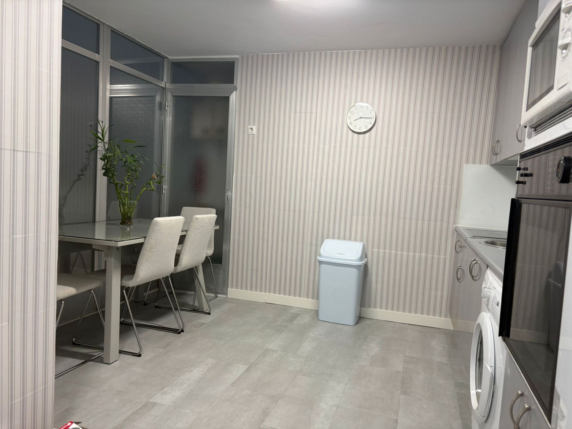 Dining room of Flat to rent in Salamanca Capital  with Heating, Parquet flooring and Furnished