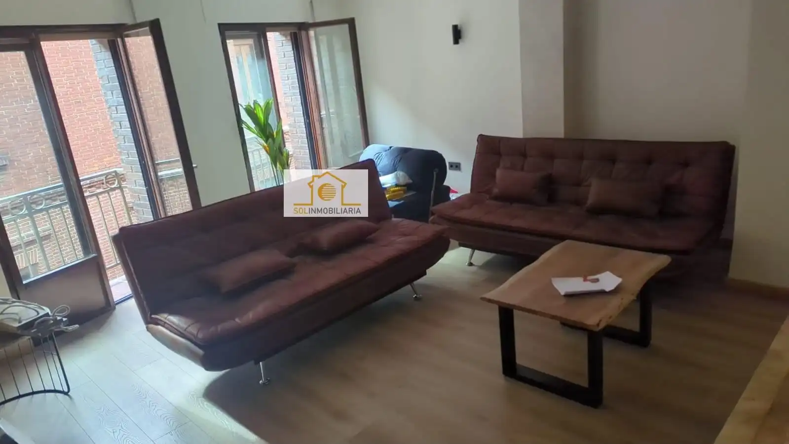 Sala d'estar de Pis en venda en León Capital  amb Calefacció, Parquet i TV