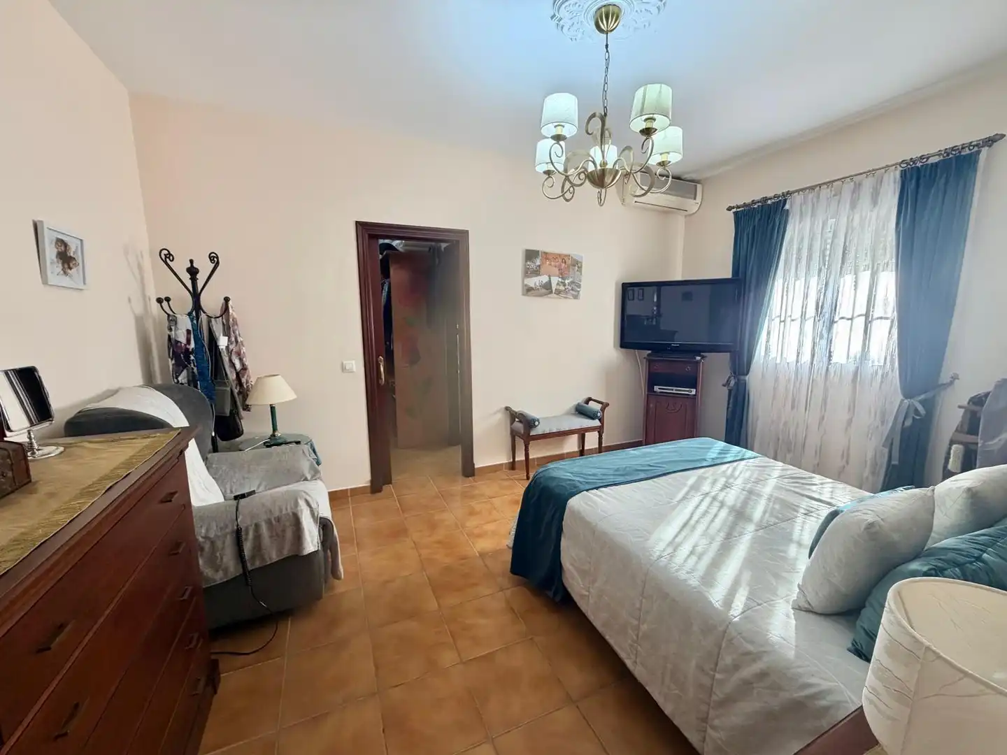 Dormitori de Casa o xalet en venda en Chiclana de la Frontera amb Aire condicionat, Jardí privat i Traster