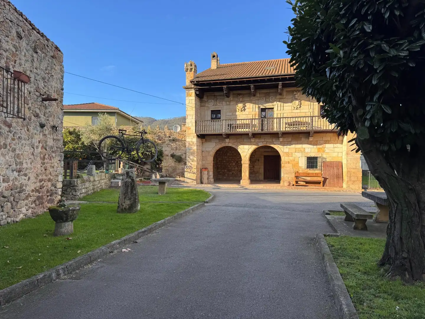 Vista exterior de Casa o chalet en venta en Los Corrales de Buelna  con Calefacción, Jardín privado y Terraza