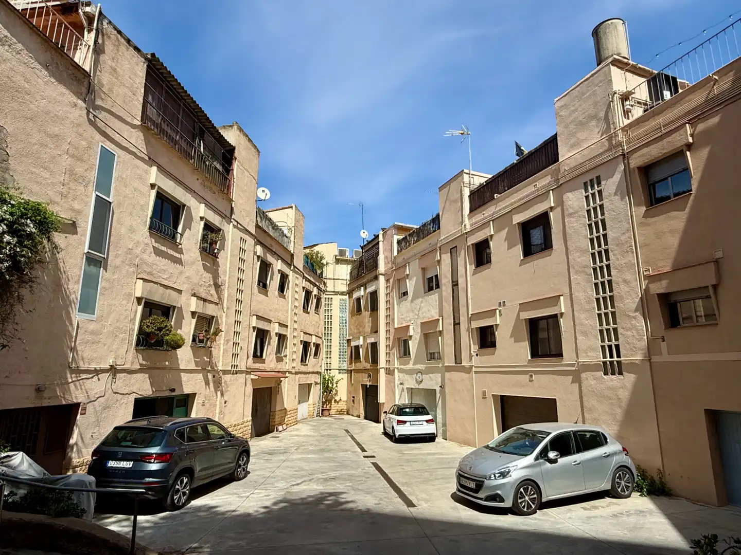 Vista exterior de Casa adosada en venta en Barcelona con Calefacción, Terraza y Balcón