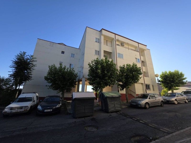 Vista exterior de Pis en venda en Plasencia amb Aire condicionat, Jardí privat i Traster