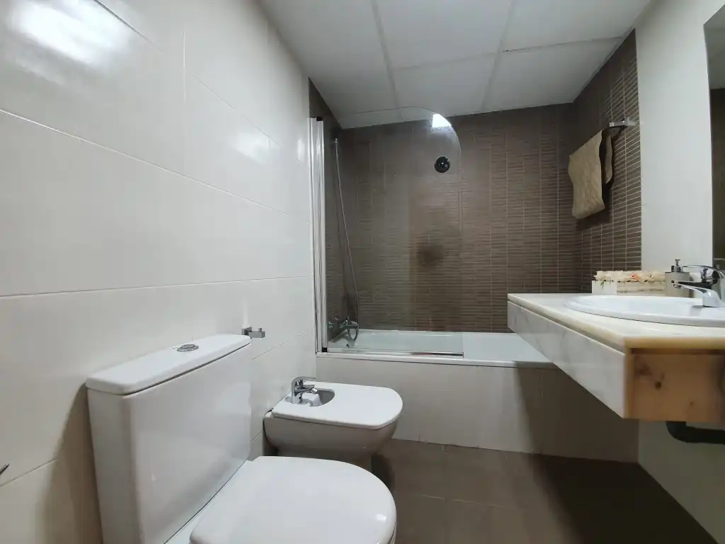 Badezimmer von Wohnung zum Verkauf in La Línea de la Concepción mit Möbliert, Ofen und Mikrowelle