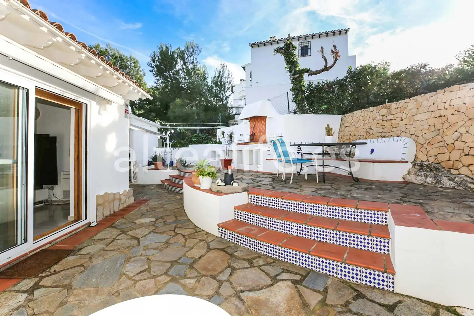 Vista exterior de Casa o xalet en venda en La Nucia amb Aire condicionat, Jardí privat i Terrassa
