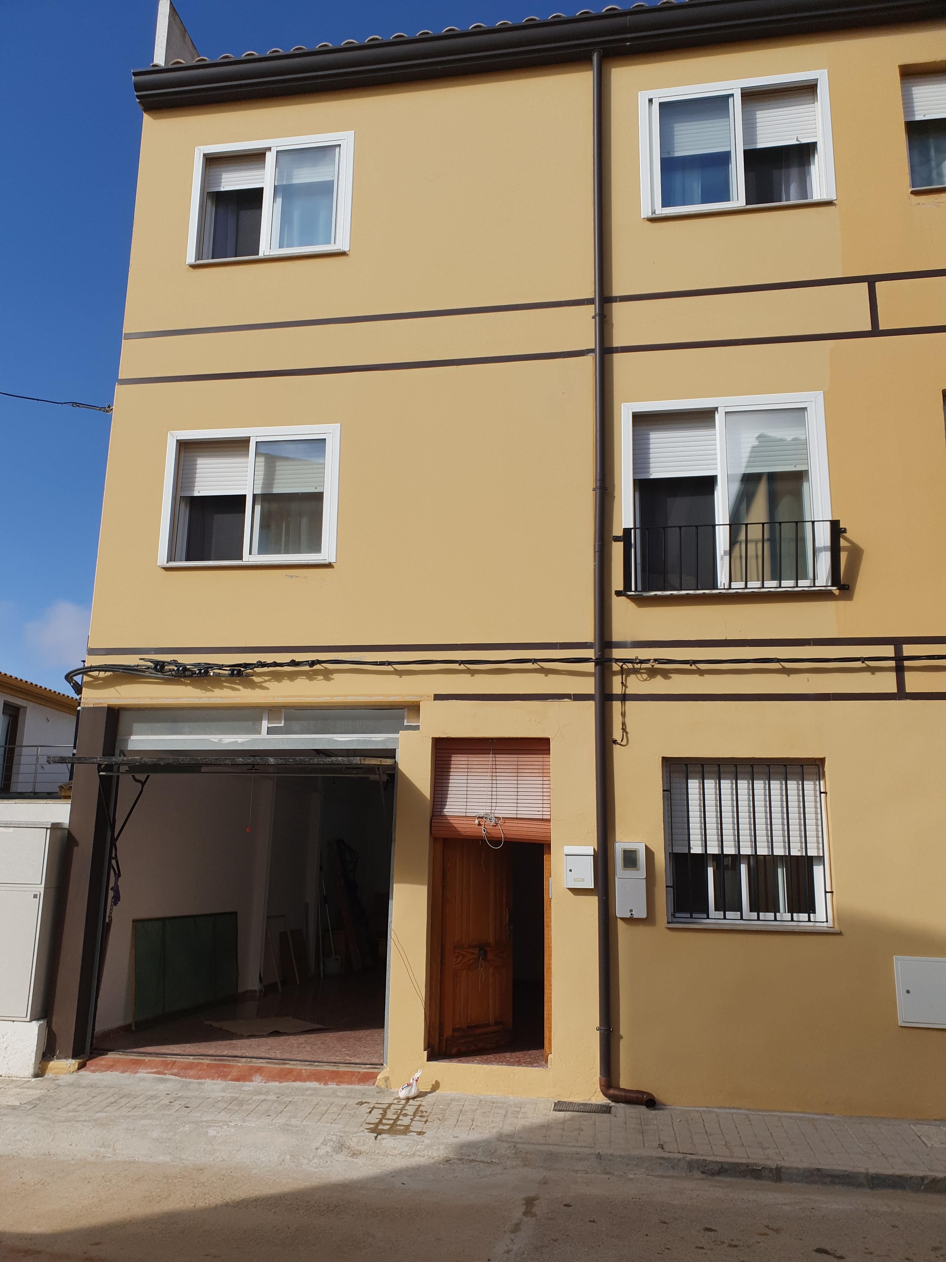 Vista exterior de Casa adosada en venda en Requena amb Aire condicionat, Calefacció i Terrassa
