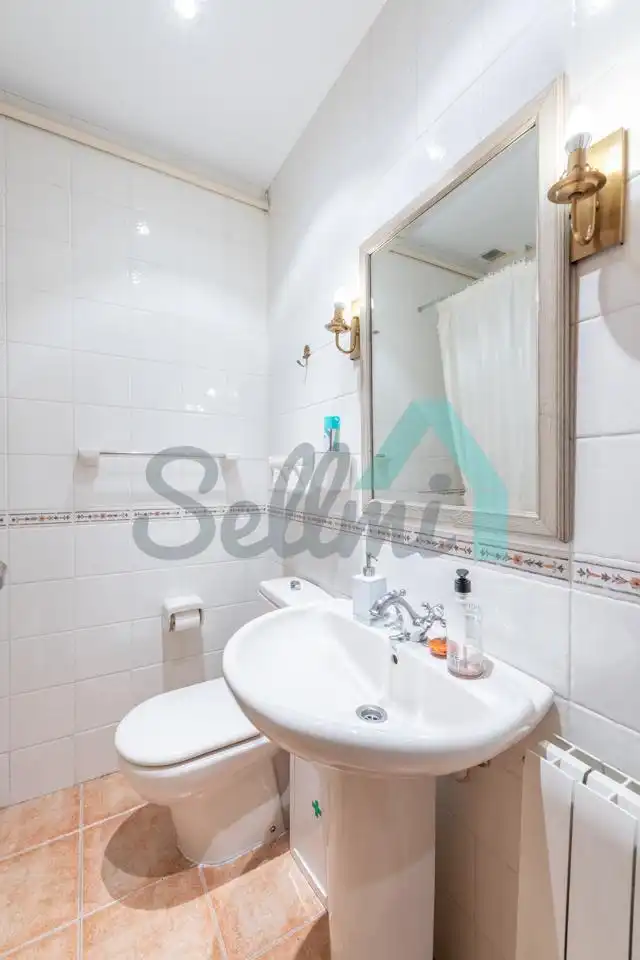 Bathroom of Flat for sale in Oviedo   with Heating, Parquet flooring and Terrace