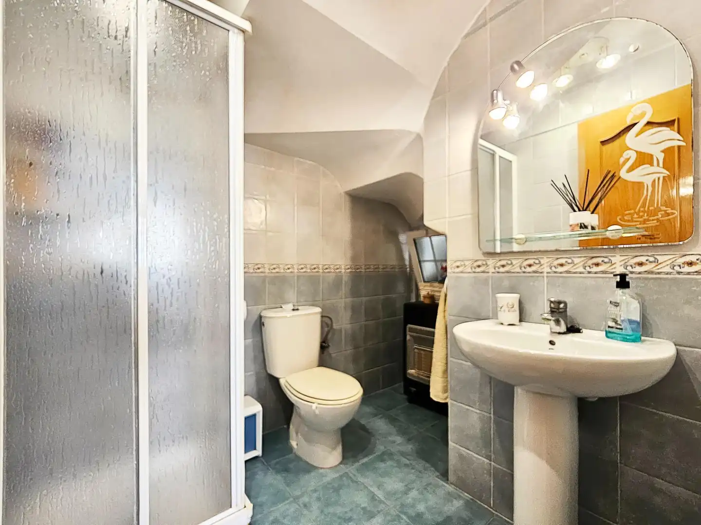 Badezimmer von Einfamilien-Reihenhaus zum Verkauf in Santa Pola mit Heizung, Privatgarten und Terrasse