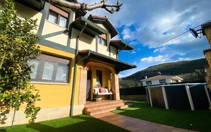 Vista exterior de Casa adosada en venda en Guriezo amb Calefacció, Jardí privat i Terrassa