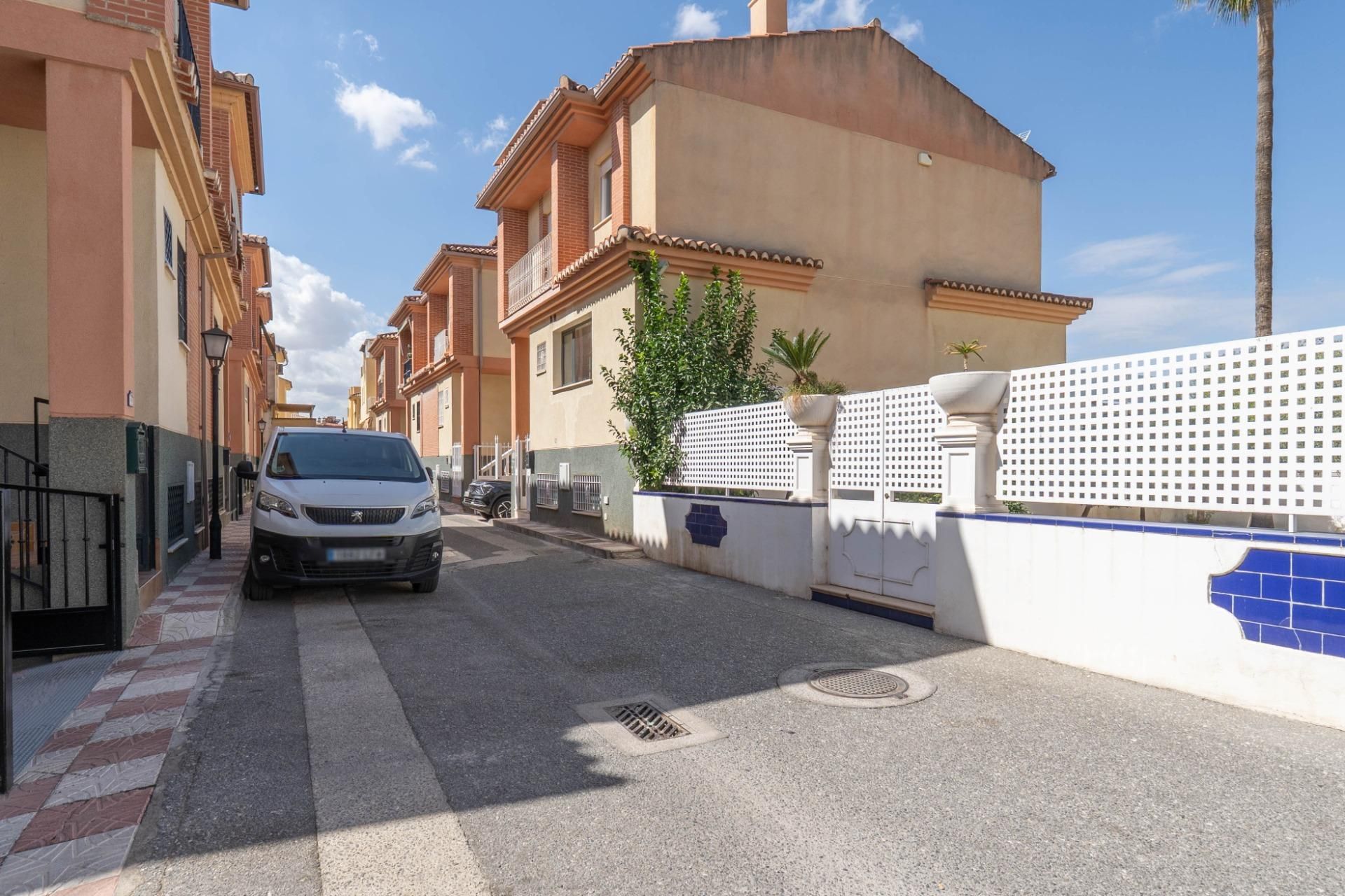Vista exterior de Casa adosada en venda en Cájar amb Calefacció i Terrassa
