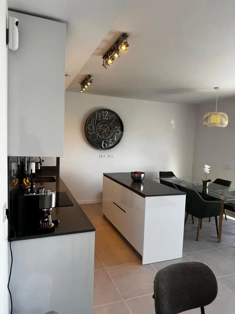 Cuina de Apartament de lloguer en Estepona amb Aire condicionat, Calefacció i Terrassa