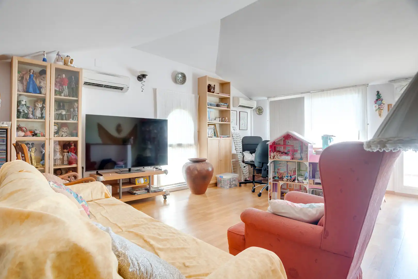 Wohnzimmer von Einfamilien-Reihenhaus zum Verkauf in Premià de Dalt mit Klimaanlage, Heizung und Privatgarten