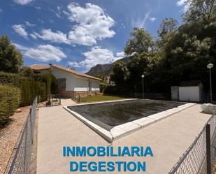 Vista exterior de Casa o xalet en venda en La Iruela amb Aire condicionat, Jardí privat i Piscina