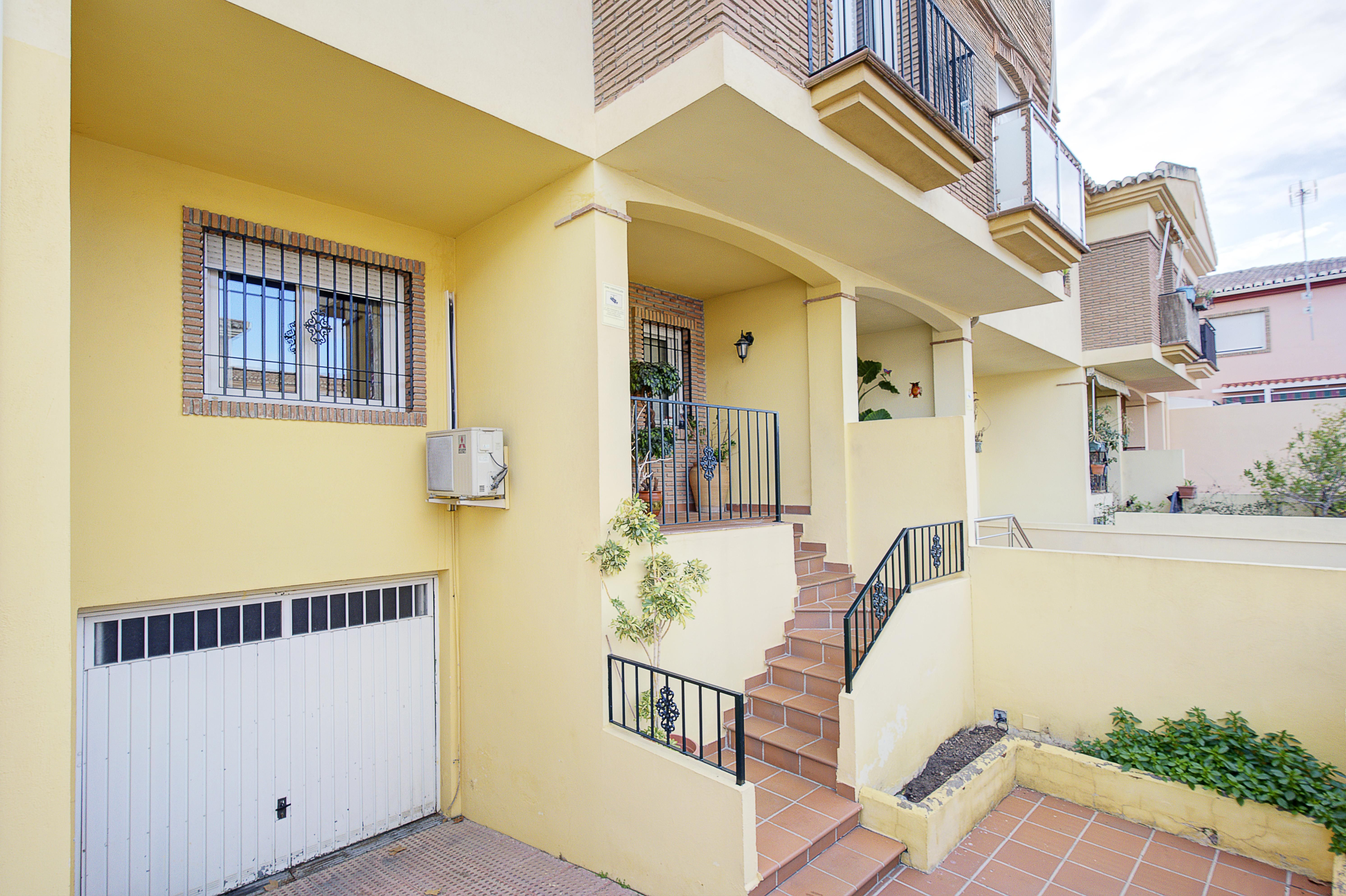 Vista exterior de Casa adosada en venda en Armilla amb Aire condicionat, Jardí privat i Terrassa
