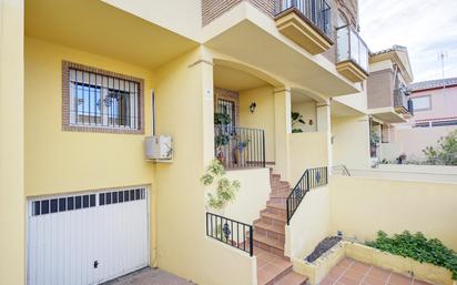 Vista exterior de Casa adosada en venda en Armilla amb Aire condicionat, Jardí privat i Terrassa