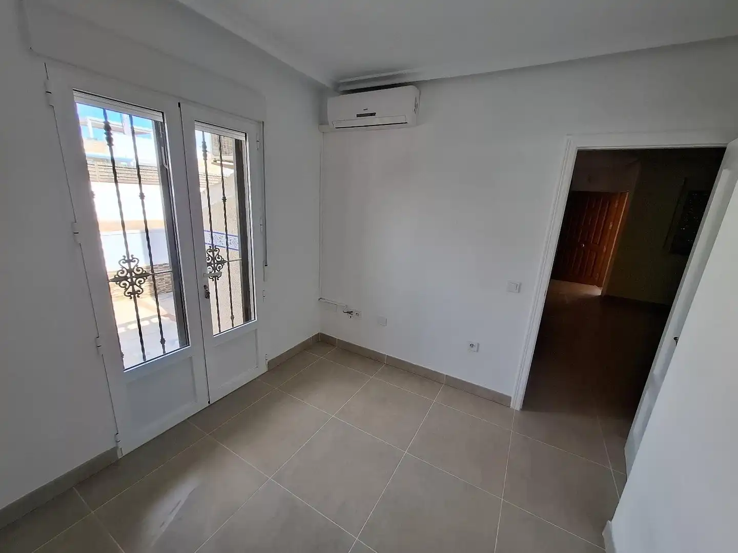 Casa aparellada amb terrassa en venda a Calle Calle Cabo de Gata, imagen 12