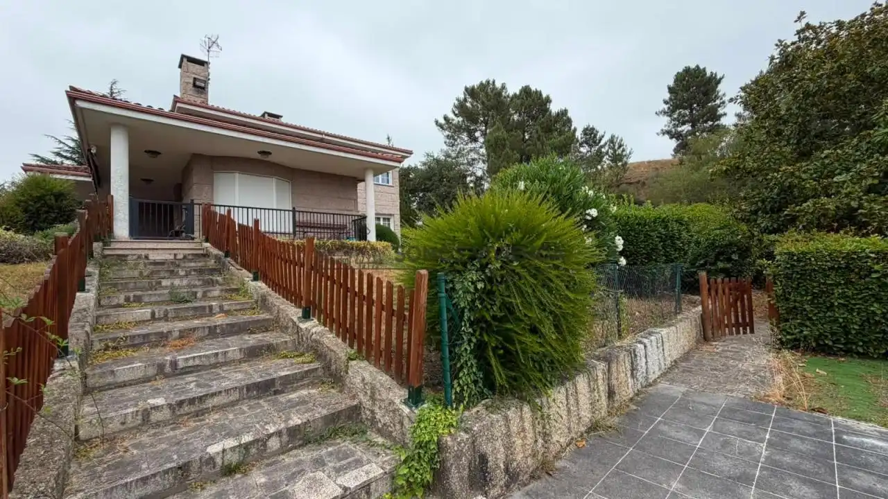 Vista exterior de Casa o xalet en venda en O Pereiro de Aguiar  amb Calefacció, Jardí privat i Terrassa