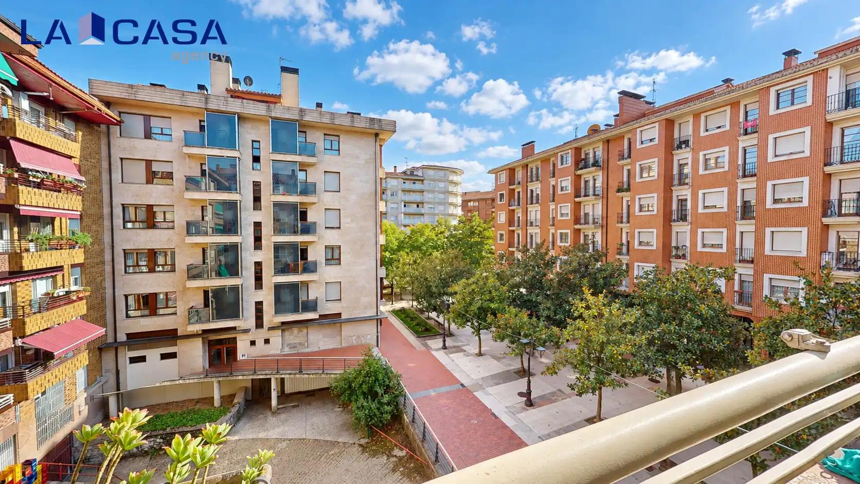 Außenansicht von Wohnung zum Verkauf in Amurrio mit Abstellraum und Balkon