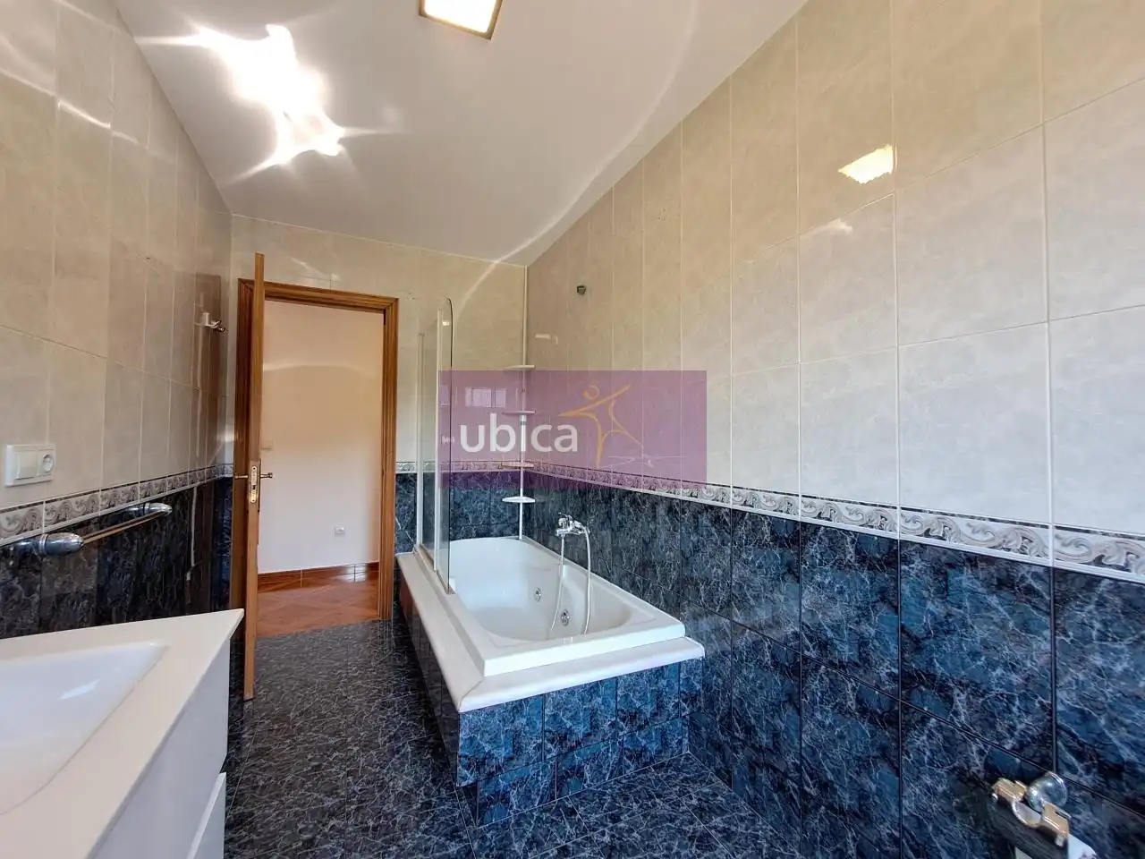 Badezimmer von Haus oder Chalet zum Verkauf in Tui mit Heizung, Privatgarten und Terrasse