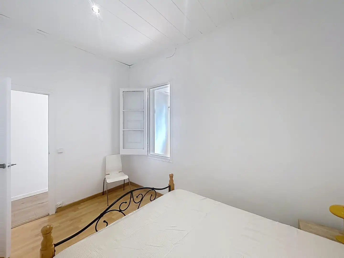 Bedroom of Flat for sale in Barcelona  with Furnished and Alarm