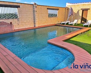 Piscina de Casa adosada en venda en Villanueva de Algaidas amb Aire condicionat, Terrassa i Traster