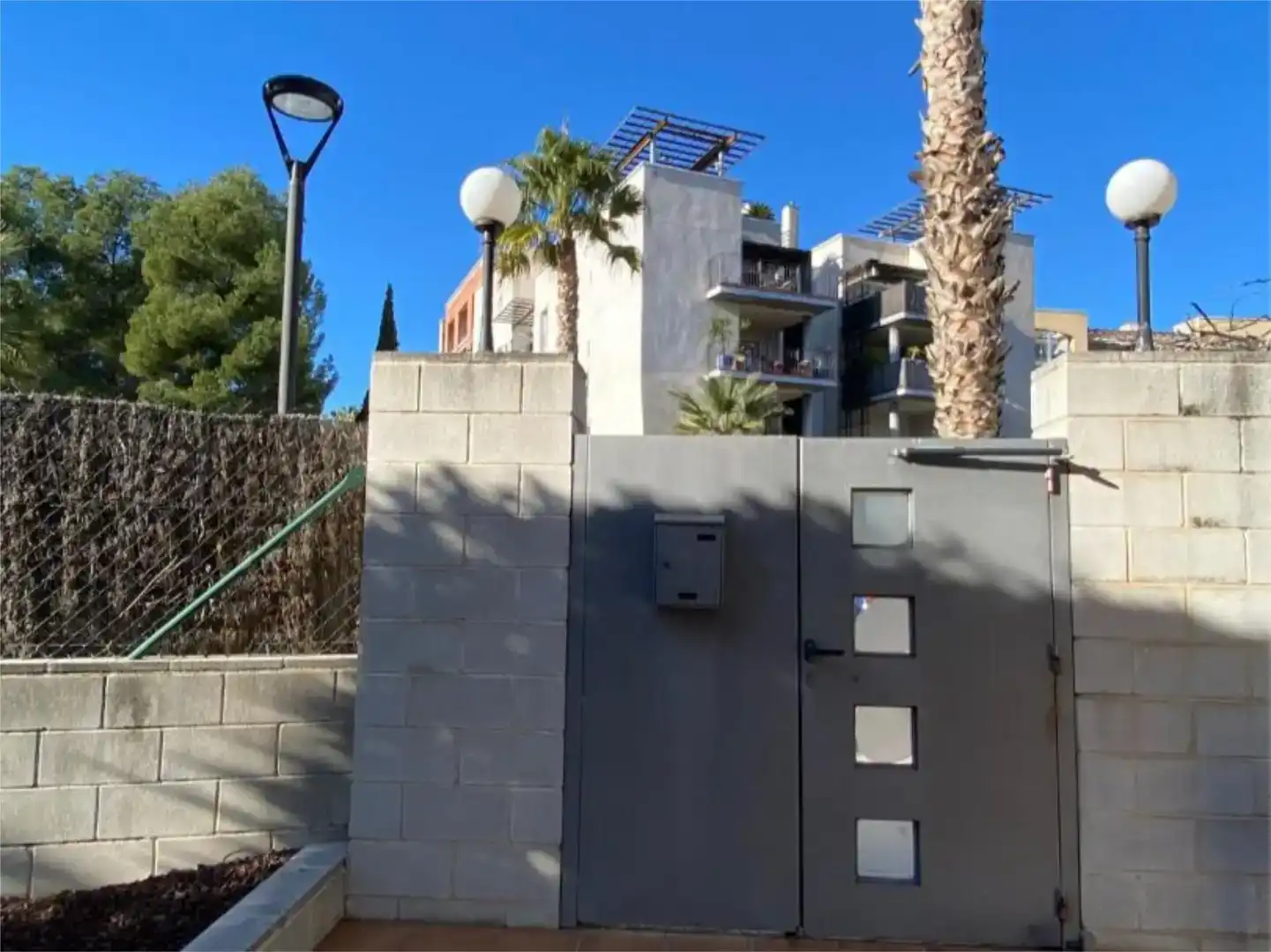 Außenansicht von Wohnung zur Miete in Sitges mit Klimaanlage, Schwimmbad und Balkon