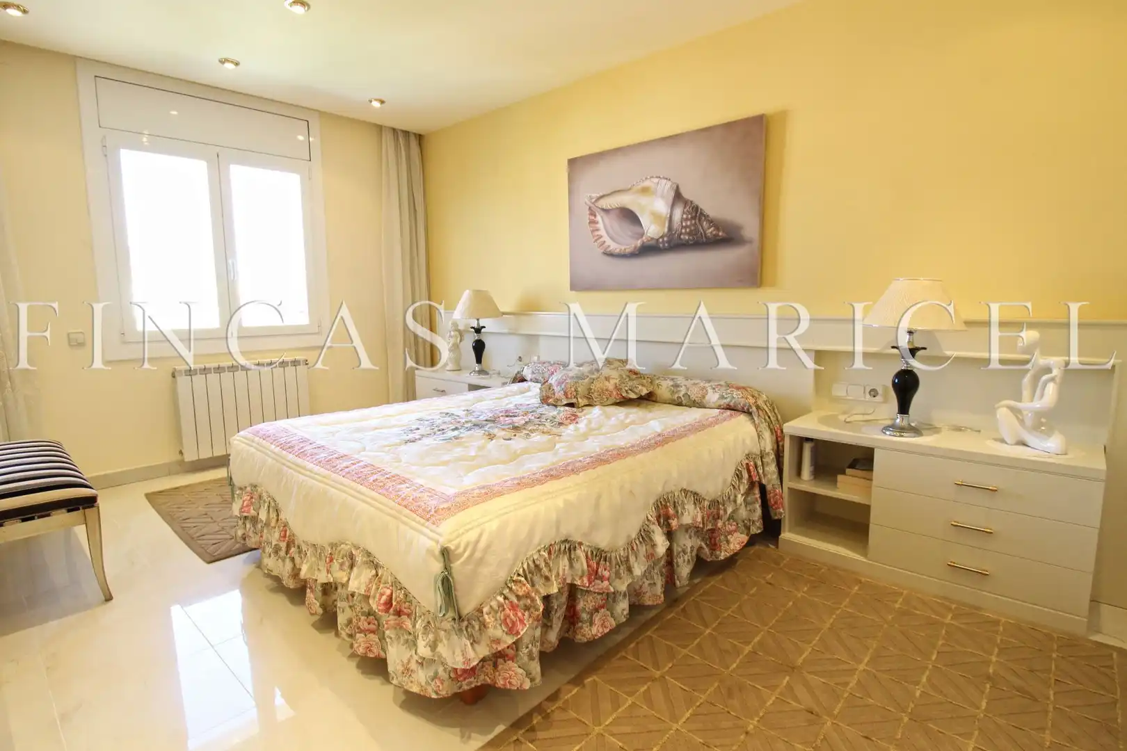 Schlafzimmer von Dachboden zum Verkauf in Sitges mit Klimaanlage, Heizung und Terrasse