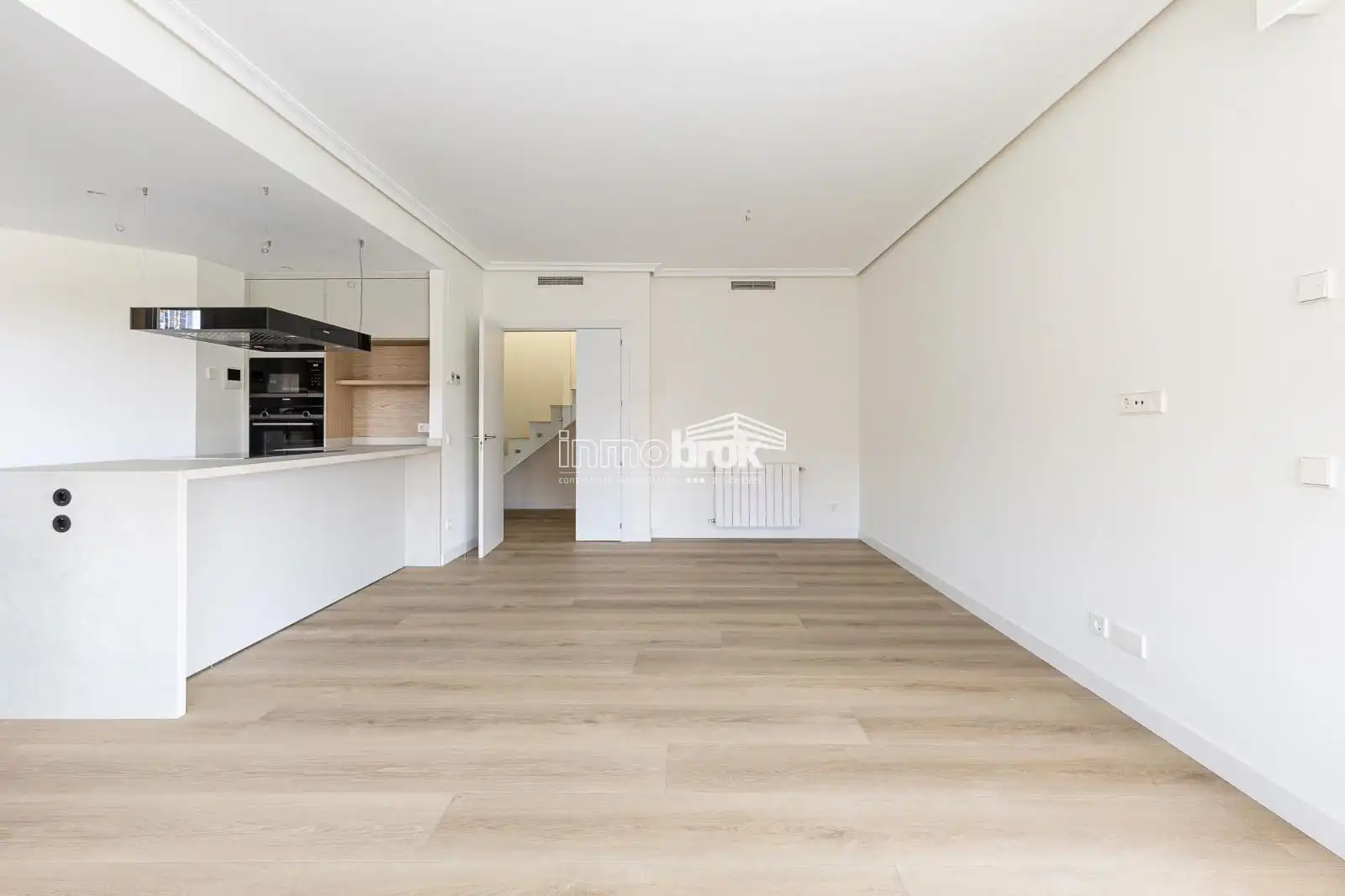 Sala d'estar de Àtic de lloguer en La Moraleja amb Aire condicionat, Terrassa i Traster