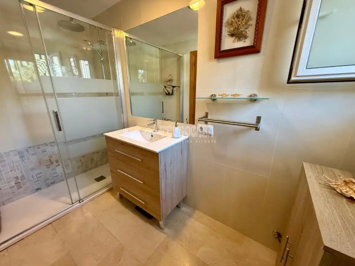 Bany de Casa o xalet en venda en Benalmádena amb Aire condicionat, Jardí privat i Terrassa