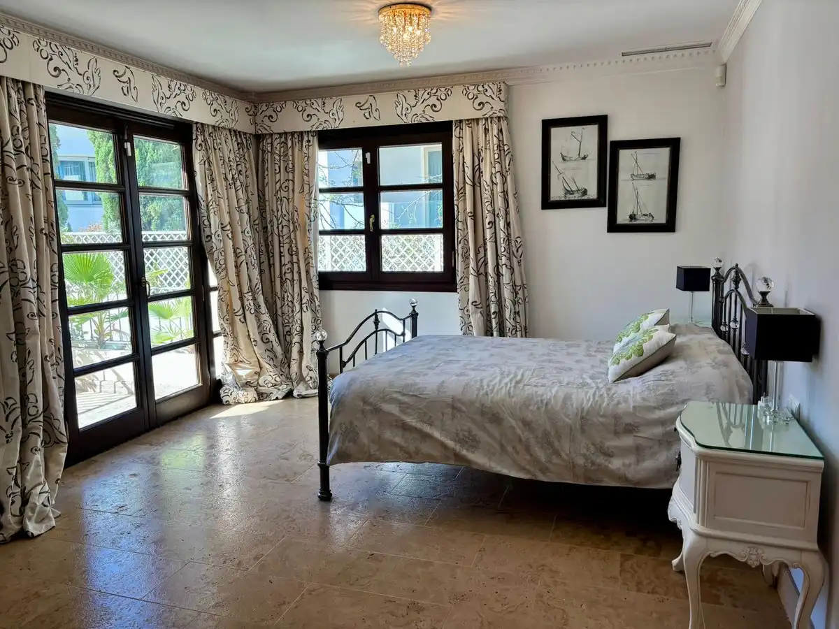 Schlafzimmer von Haus oder Chalet zur Miete in Benahavís mit Klimaanlage, Heizung und Privatgarten