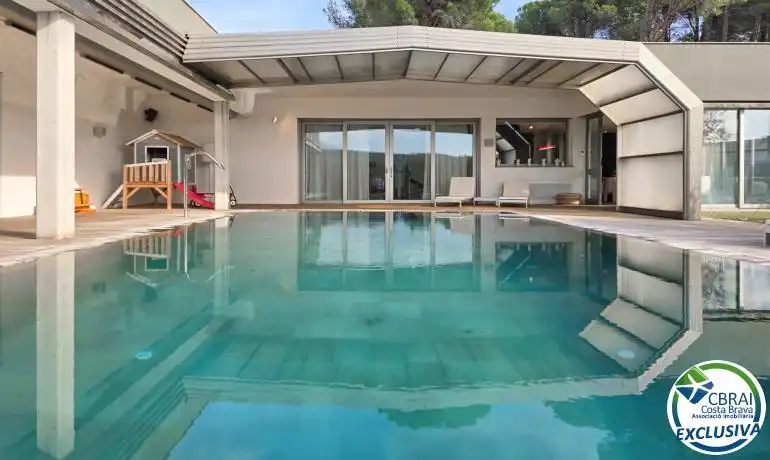 Piscina de Casa o xalet en venda en La Jonquera amb Aire condicionat, Calefacció i Jardí privat