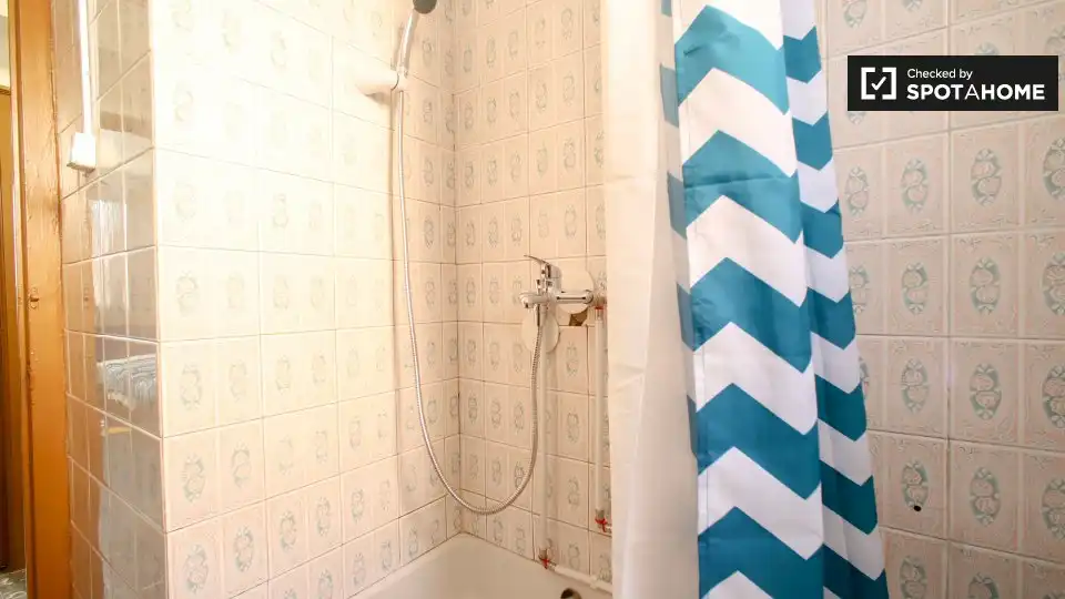 Bathroom of Flat for rent in Valencia  with Air Conditioner, Heating and Furnished