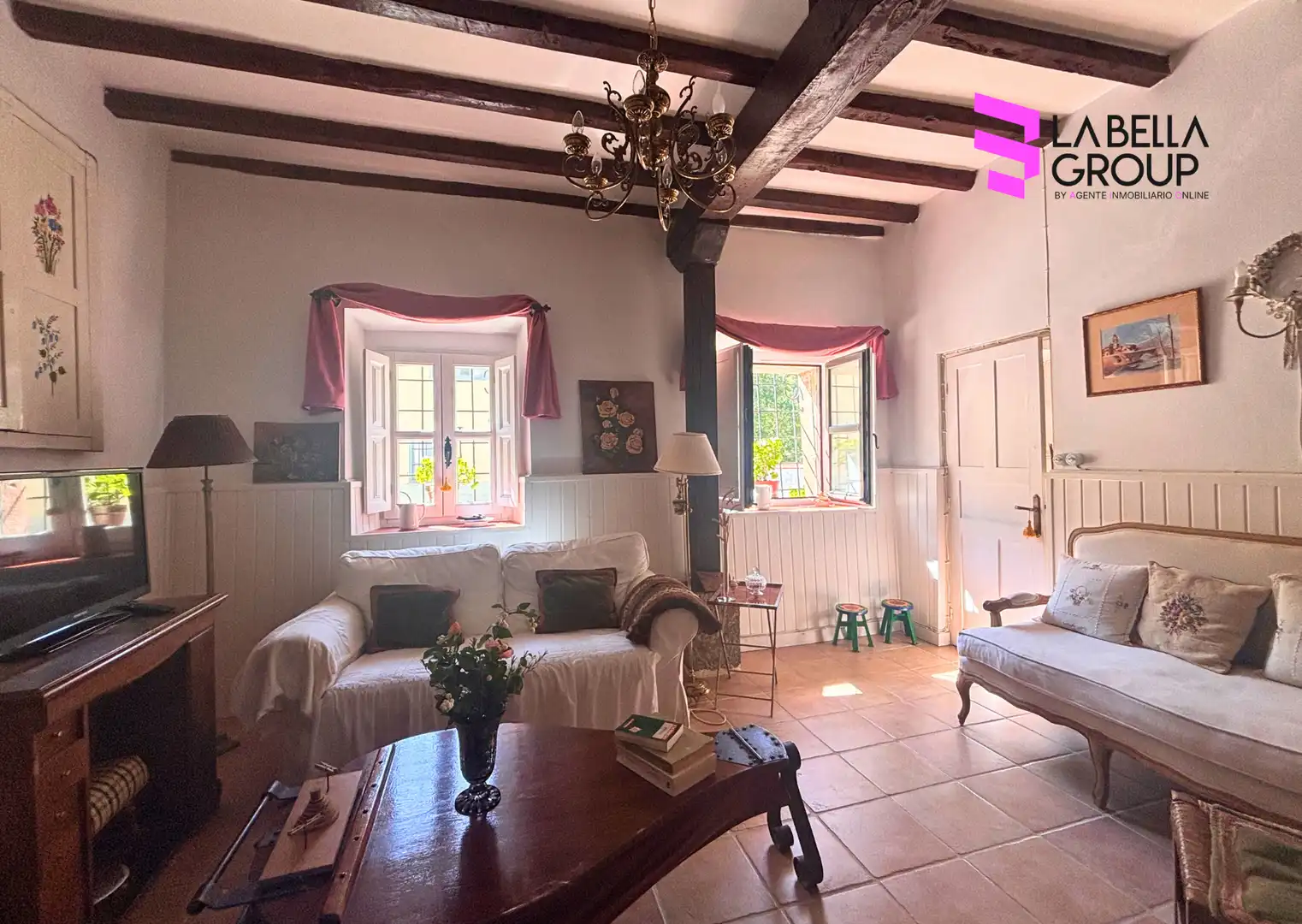 Sala d'estar de Finca rústica en venda en Pesaguero amb Calefacció, Jardí privat i Parquet