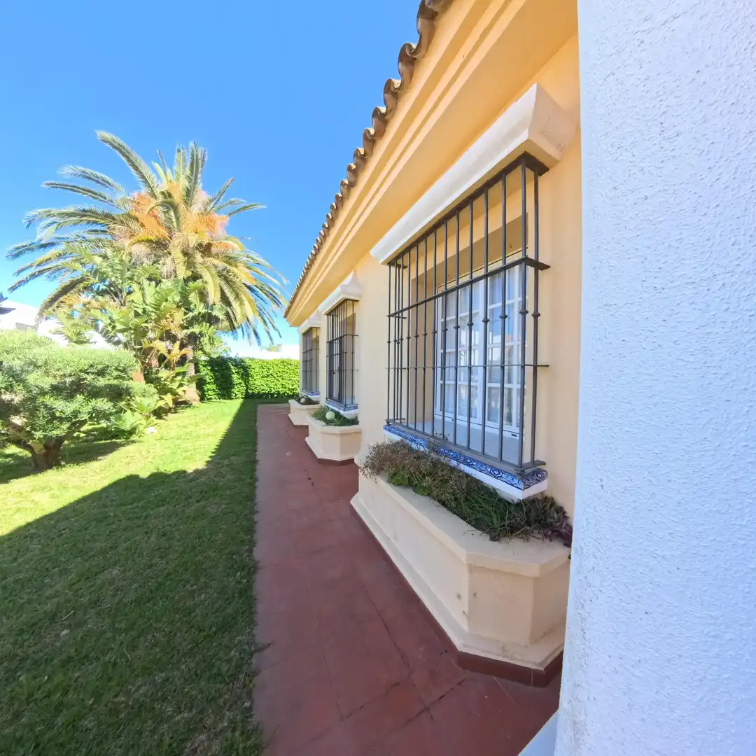 Vista exterior de Casa o xalet en venda en Chiclana de la Frontera amb Aire condicionat, Jardí privat i Traster