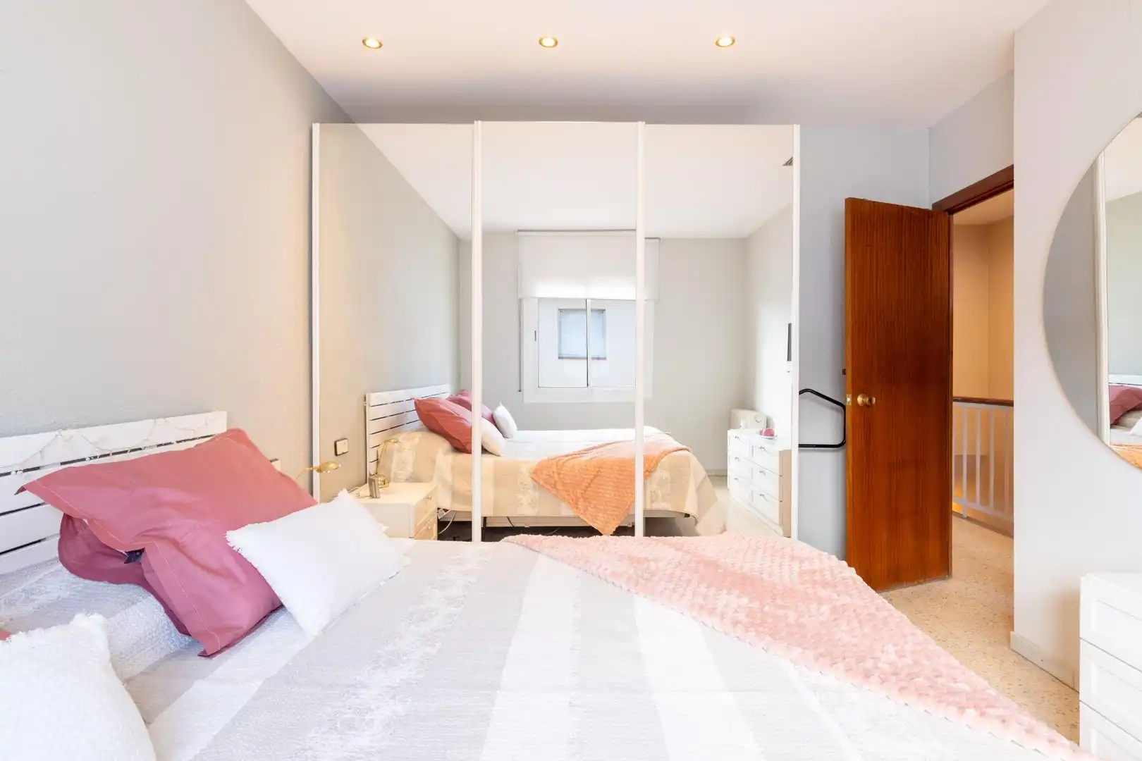 Schlafzimmer von Einfamilien-Reihenhaus zum Verkauf in Santa Perpètua de Mogoda mit Klimaanlage, Heizung und Abstellraum