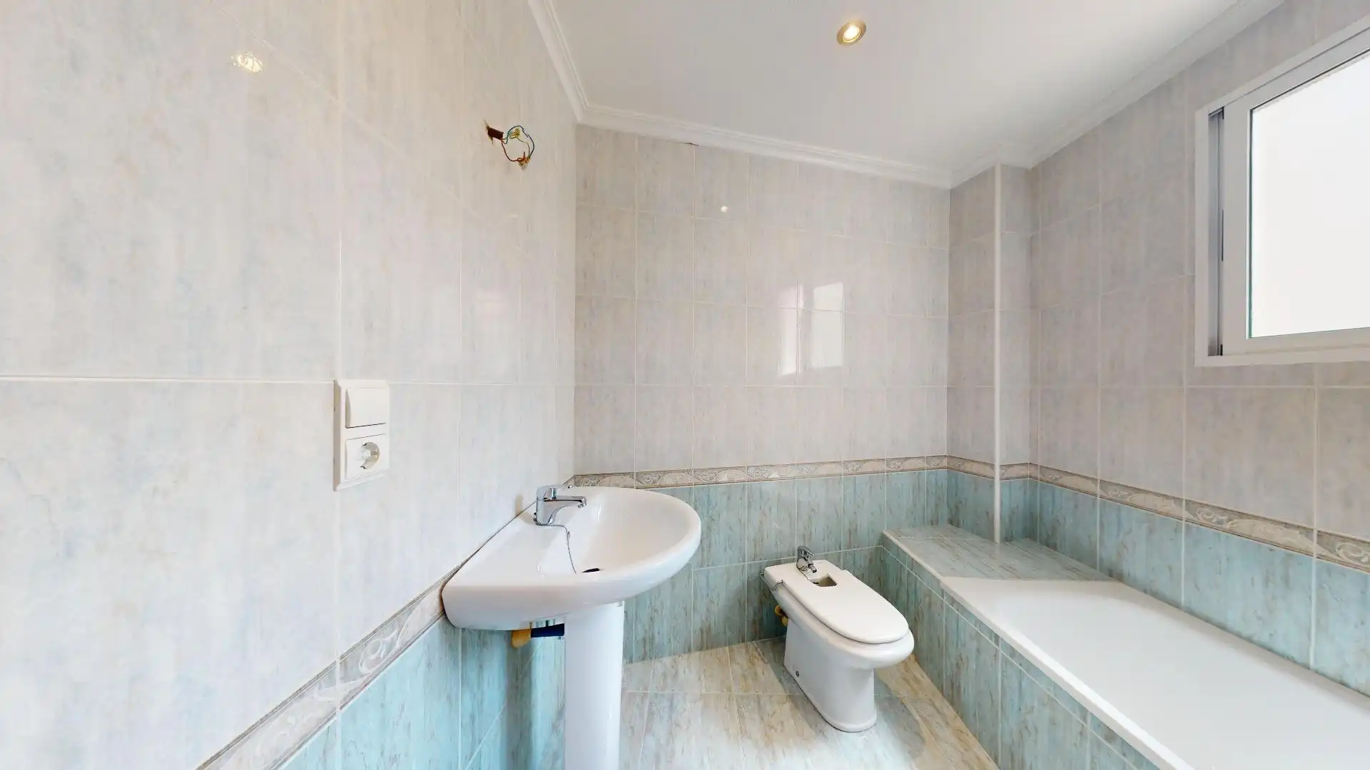Bathroom of Flat for sale in Elche / Elx  with Air Conditioner and Heating