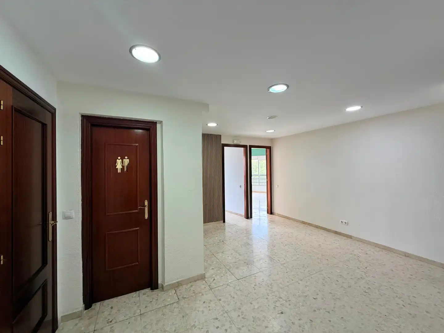 Office for rent in Marbella  with Air Conditioner and Balcony