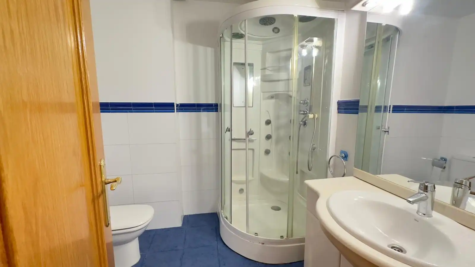 Baño de Dúplex de alquiler en Villaviciosa de Odón con Aire acondicionado, Calefacción y Parquet