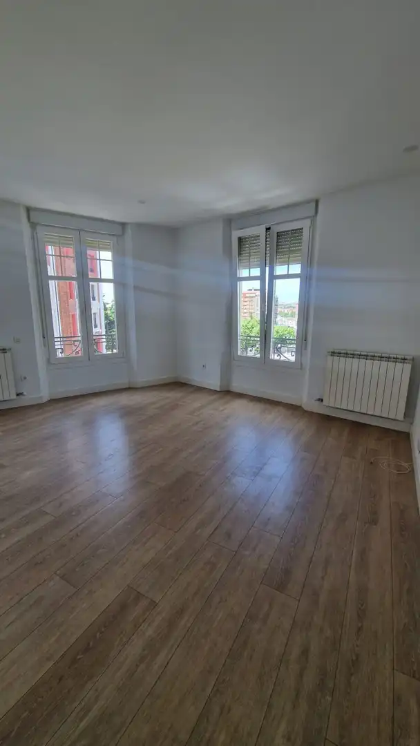 Habitación de Apartamento de alquiler en León Capital  con Calefacción y Terraza